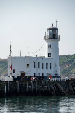 Scarborough, North Yorkshire limanındaki deniz feneri, 18 Temmuz 2022 'de Kuzey Yorkshire, İngiltere. Tanımlanamayan kişiler