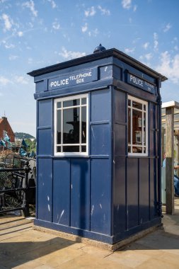 SCARBOROUGH, Kuzey Yorkshire, İngiltere - 18 Temmuz 2022 'de Scarborough, Kuzey Yorkshire' da polis kulübesi