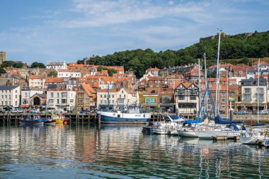 Scarborough, Kuzey Yorkshire 'da 18 Temmuz 2022' de, 18 Temmuz 2022 'de deniz manzarası. Tanımlanamayan kişiler