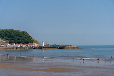 Scarborough, Kuzey Yorkshire 'da 18 Temmuz 2022' de deniz cephesinin görüntüsü. 18 Temmuz 2022 'de. Tanımlanamayan kişiler