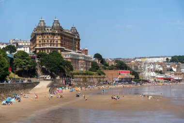 Scarborough, Kuzey Yorkshire 'da 18 Temmuz 2022' de deniz cephesinin görüntüsü. 18 Temmuz 2022 'de. Tanımlanamayan kişiler
