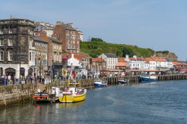 Whitby, Kuzey Yorkshire, İngiltere - 19 Temmuz 2022 'de Whitby, Kuzey Yorkshire' da deniz manzarası. Tanımlanamayan kişiler