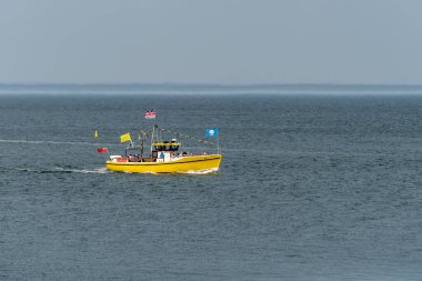 Whitby, Kuzey Yorkshire, İngiltere - 19 Temmuz 2022 'de Whitby, Kuzey Yorkshire' a giden eğlence gemisi. Tanımlanamayan kişiler