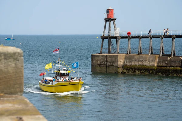 Whitby North Yorkshire July Pleasure Boat Heading Tinto Whitby North — стоковое фото