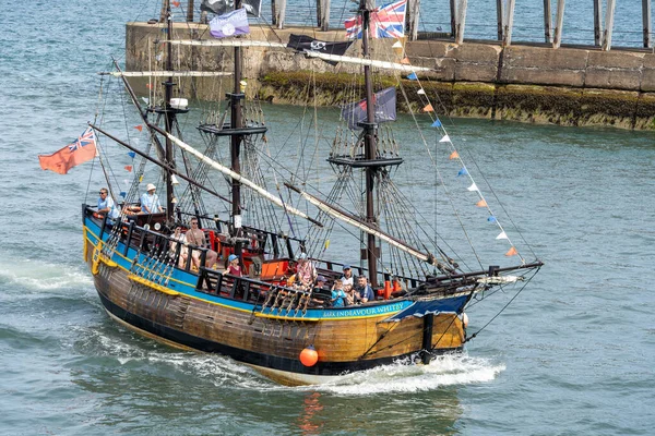 Whitby North Yorkshire July Replica Galleon Pleasure Boat Heading Whitby — Stock Photo, Image