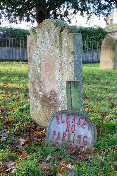 Cambridgeshire November Parking Sign Graveyard Cambridgeshire November 2012 — стоковое фото