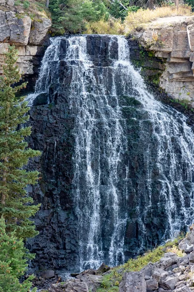 Cataratas Rústicas Cachoeira Longo Glen Creek Perto Mammoth Hot Springs — Fotografia de Stock