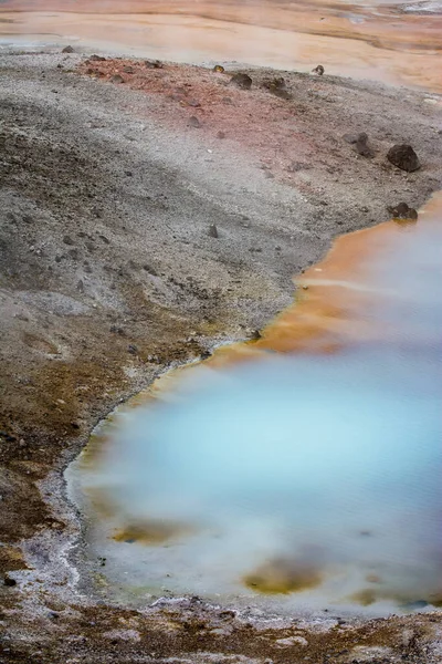 イエローストーン国立公園内の Norris の間欠泉盆地 — ストック写真
