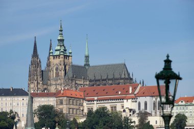 Prag, Çek Cumhuriyeti - 24 Eylül 2014: Prag 'daki St. Vitus Katedrali' ne Charles Köprüsü 'nden bakış
