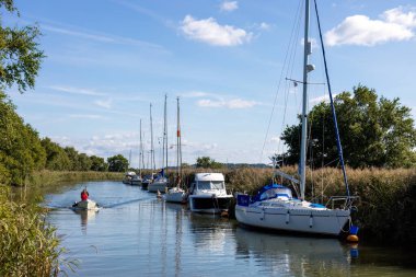 Wareham, Dorset, İngiltere - 18 Eylül 2022 'de Wareham, Dorset çevresinde iki nehir yürür. Kimliği belirsiz iki kişi.