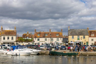 Wareham, Dorset, İngiltere - 18 Eylül 2022 'de Wareham, Dorset' teki nehir kenarının görüntüsü. Tanımlanamayan kişiler