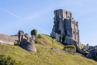 Corfe, Dorset, İngiltere - 21 Eylül 2022 'de Corfe, Dorset' teki Corfe Castle harabelerinin görüntüsü