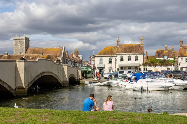 Wareham, Dorset, İngiltere - 18 Eylül 2022 'de Wareham, Dorset' teki nehir kenarının görüntüsü. Tanımlanamayan kişiler