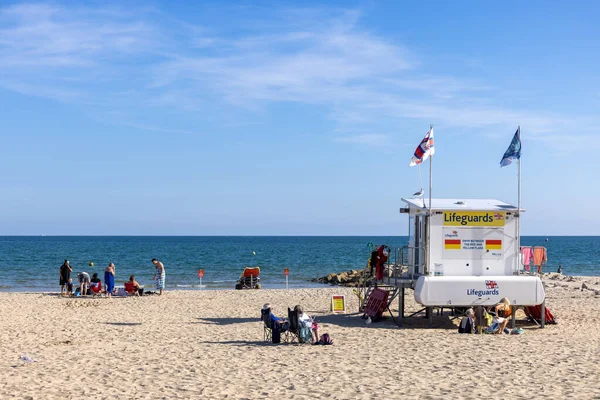 2022年9月21日 イギリス ドーセット州サンドバンクでビーチを楽しむ人々 未確認の人 — ストック写真
