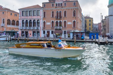 VENICE, İtalya - 12 Ekim 2014 'te Venedik' te bir kanalda su taksisi gezintisi. Tanımlanamayan kişiler.