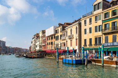 VENICE, İtalya - 12 Ekim 2014 'te Venedik' te bir kanal boyunca renkli binalar. Tanımlanamayan kişiler.