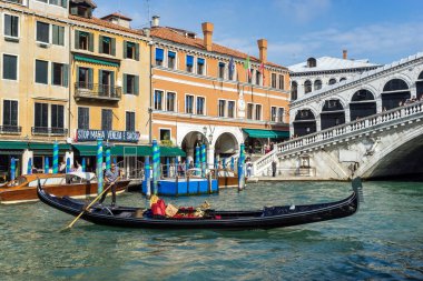 VENICE, İTALYA - 12 Ekim 2014 'te Venedik' te Gondolcu harekatında. Tanımlanamayan kişiler.