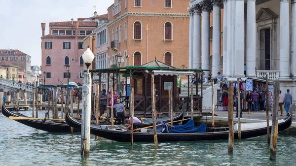 Venecia Italia Octubre Góndolas Disponibles Para Alquiler Venecia Octubre 2014 —  Fotos de Stock