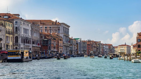 Venice Itálie Října Barevné Budovy Podél Kanálu Benátkách Října2014 Neidentifikované — Stock fotografie