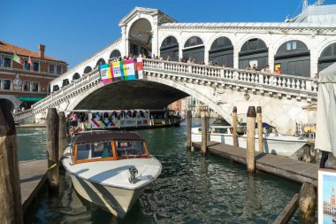 VENICE, İtalya - 12 Ekim 2014 'te Venedik' teki Rialto Köprüsü 'nün görüntüsü. Tanımlanamayan kişiler