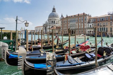 VENICE, İtalya - 12 Ekim 2014 'te Gondola Venedik' te bir kanala demirledi. Tanımlanamayan kişiler