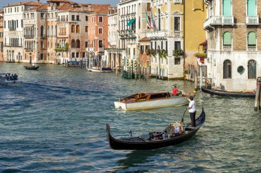 VENICE, İtalya - 12 Ekim 2014 'te Büyük Kanal Venedik' te ticaretini yapan Gondolcu. Tanımlanamayan kişiler