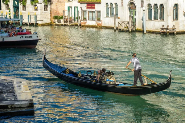 Wencja Włochy Październik Gondolier Handlujący Canal Grande Wenecji Października 2014 — Zdjęcie stockowe