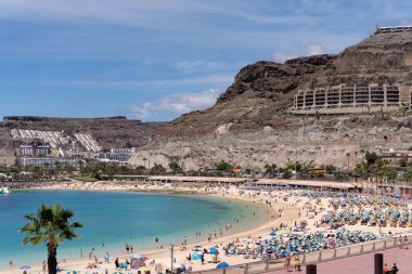 PUERTO RICO, Büyük Kanarya, Kanada - 9 Mart 2022 'de Porto Riko Gran Kanaryası' ndaki sahilin görüntüsü. Tanımlanamayan kişiler