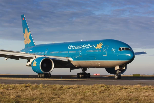 PRAGA - ENERO: B777 Vietnam Airlines después de aterrizar en PRG en Praga, CZE el 7 de enero de 2014. Vietnam Airlines existe desde 1956 y tiene 71 aviones en su flota . — Foto de Stock