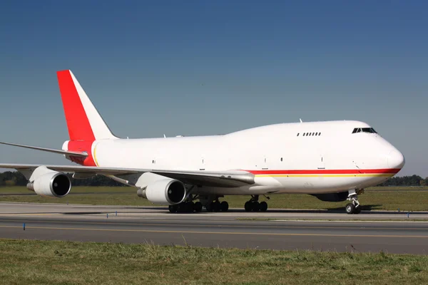 Weißes Frachtflugzeug — Stockfoto