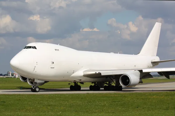 Avião de carga branco — Fotografia de Stock