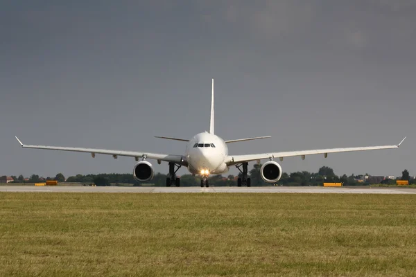 Szeroki zakres biały samolot — Zdjęcie stockowe
