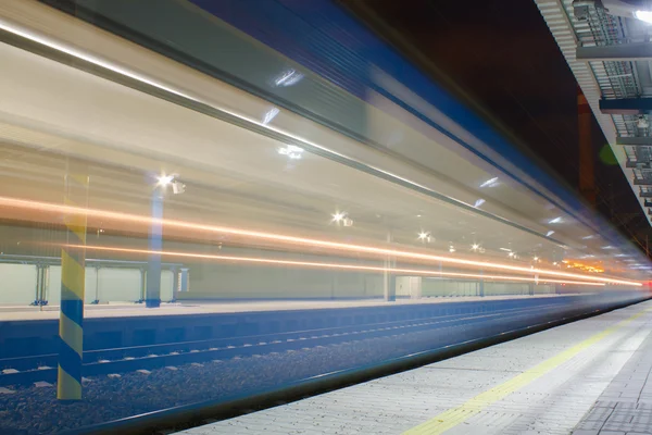 Tåget anländer till stationen — Stockfoto