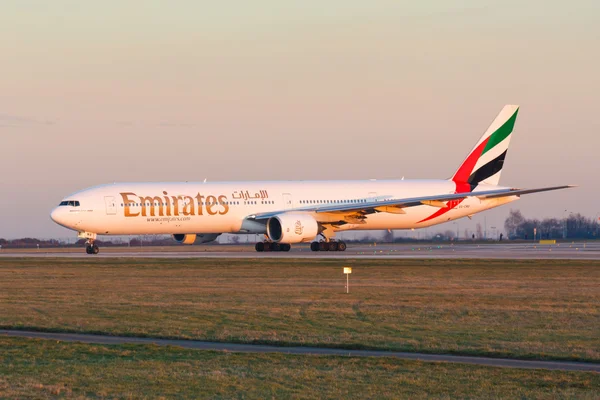 B777 Emirates — Stok Foto