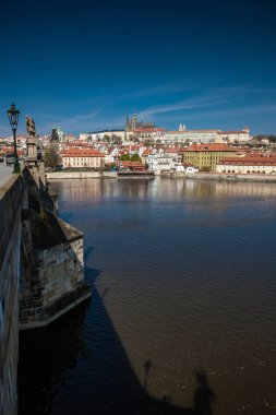 Karantina sırasında şehir merkezindeki Prag kalesi.