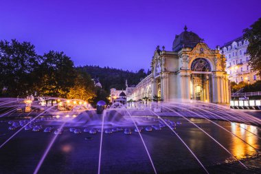 Küçük Bohemian spa kasabası Marianske Lazne (Marienbad) Şarkı söyleyen çeşmeli ana sütunlu.
