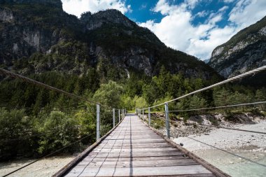 Güneşli bir günde güzel, berrak suyu olan Soca Nehri Vadisi