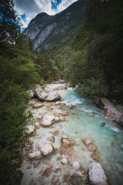 Güneşli bir günde güzel, berrak suyu olan Soca Nehri Vadisi