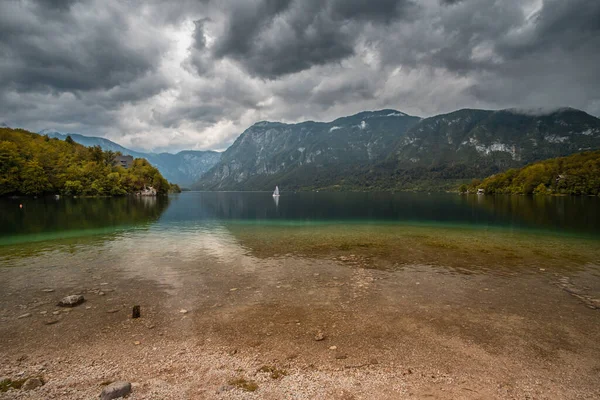Felhős Időjárás Bohinj Tónál Triglav Nemzeti Parkban Szlovéniában — Stock Fotó