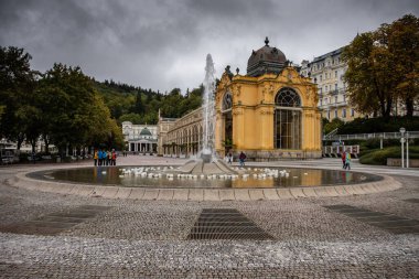 Marianske Lazne- Çek Cumhuriyeti, 27 Eylül 2021: Küçük Bohemya spa kasabası Marianske Lazne (Marienbad) Şarkı Çeşmesi ile ana sütunlu.