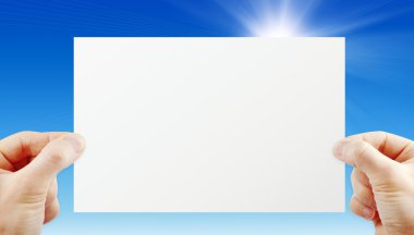 kağıt üzerinde mavi izole tutan eller