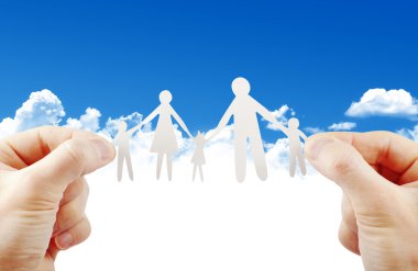 Kağıt aile ellerinde.