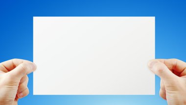 kağıt üzerinde mavi izole tutan eller