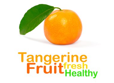 Beyaz üzerinde yeşil yapraklı mandalina