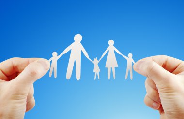 Kağıt aile ellerinde.