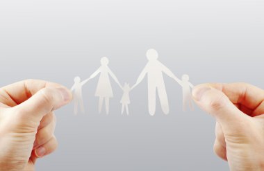 Kağıt aile ellerinde.