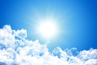 Bulutlu ve güneşli mavi gökyüzü