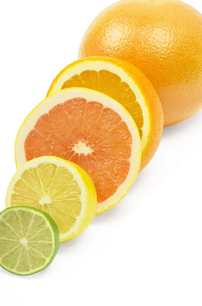 C-vitamin överbelastning, travar av skivad frukt isolerad på vit — Stockfoto