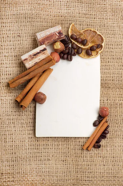 Vieux papier pour recettes et épices sur toile de jute — Photo