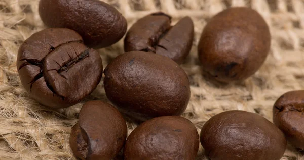 Koffie bonen op zak (jute) — Stockfoto